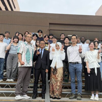 秋卒業で2名の留学生が修了、修士号を授与