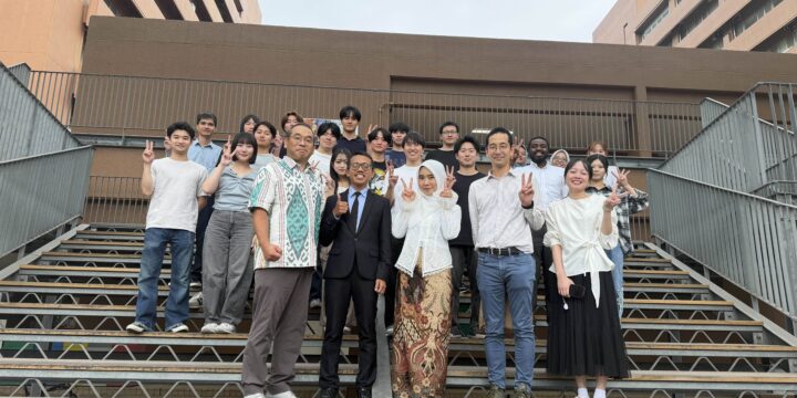 秋卒業で2名の留学生が修了、修士号を授与